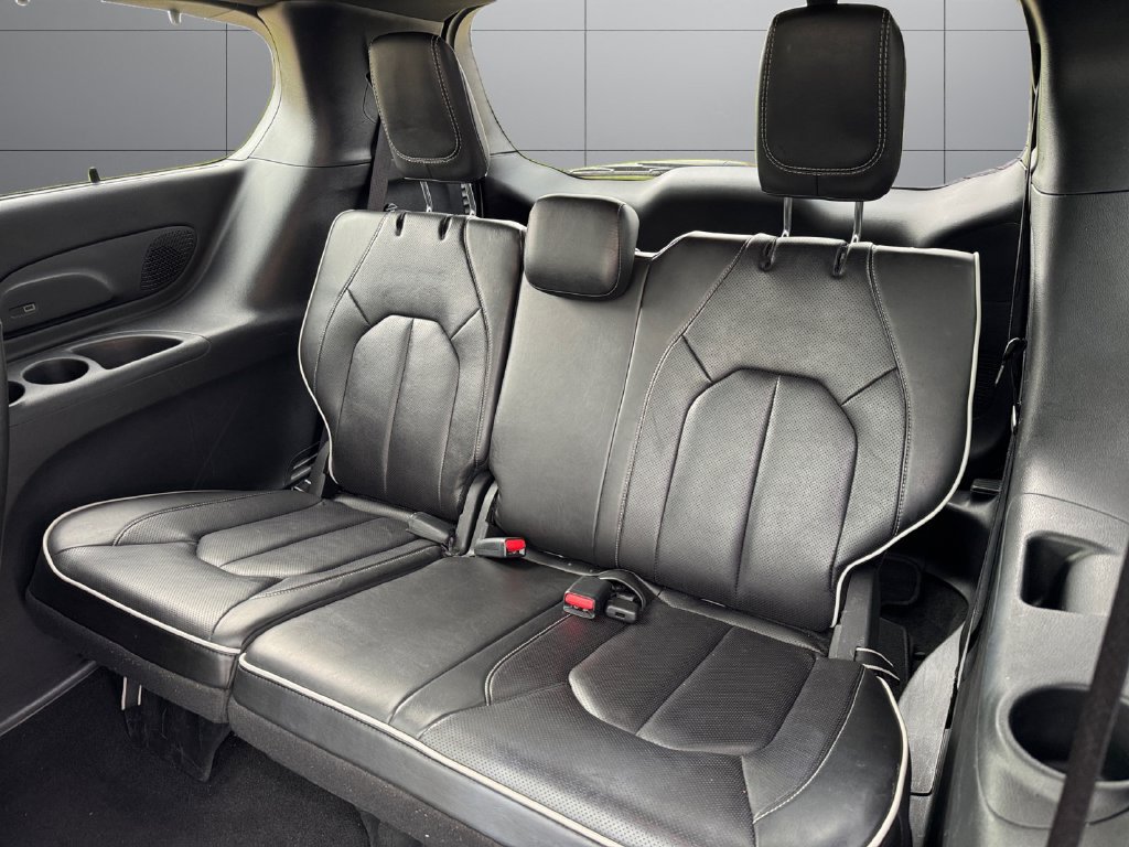 Used 2025 Chrysler Pacifica Limited FWD image 16