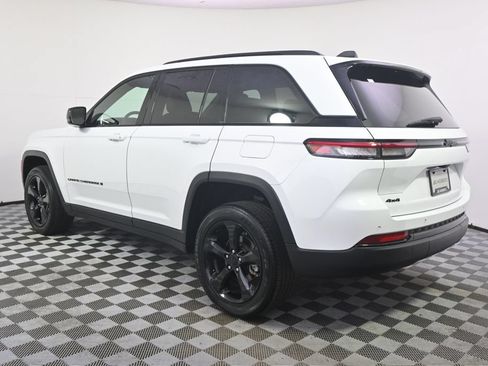 Used 2023 Jeep Grand Cherokee Altitude AWD/4WD image 3