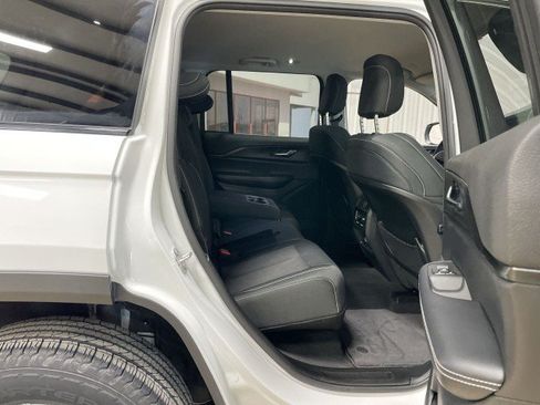 Used 2024 Jeep Grand Cherokee Laredo AWD/4WD image 27