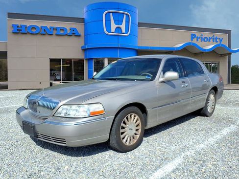 Used 2003 Lincoln Town Car Executive RWD image 1