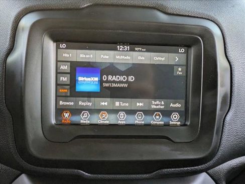 Used 2018 Jeep Renegade Latitude image 13