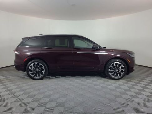 Used 2025 Lincoln Nautilus Reserve AWD/4WD image 2