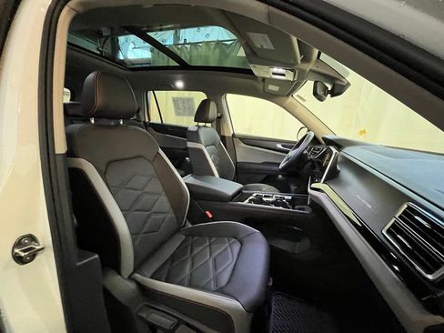 Certified 2025 Volkswagen Atlas Peak Edition SE AWD/4WD image 13