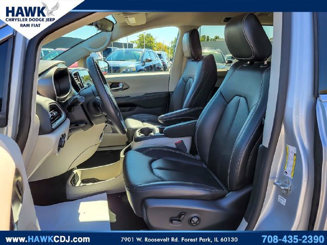 Used 2024 Chrysler Pacifica Touring-L FWD image 8