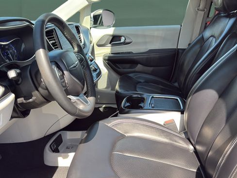 Used 2023 Chrysler Pacifica Touring-L FWD image 22