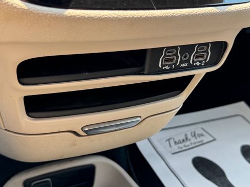 Used 2024 Chrysler Pacifica Limited FWD image 35