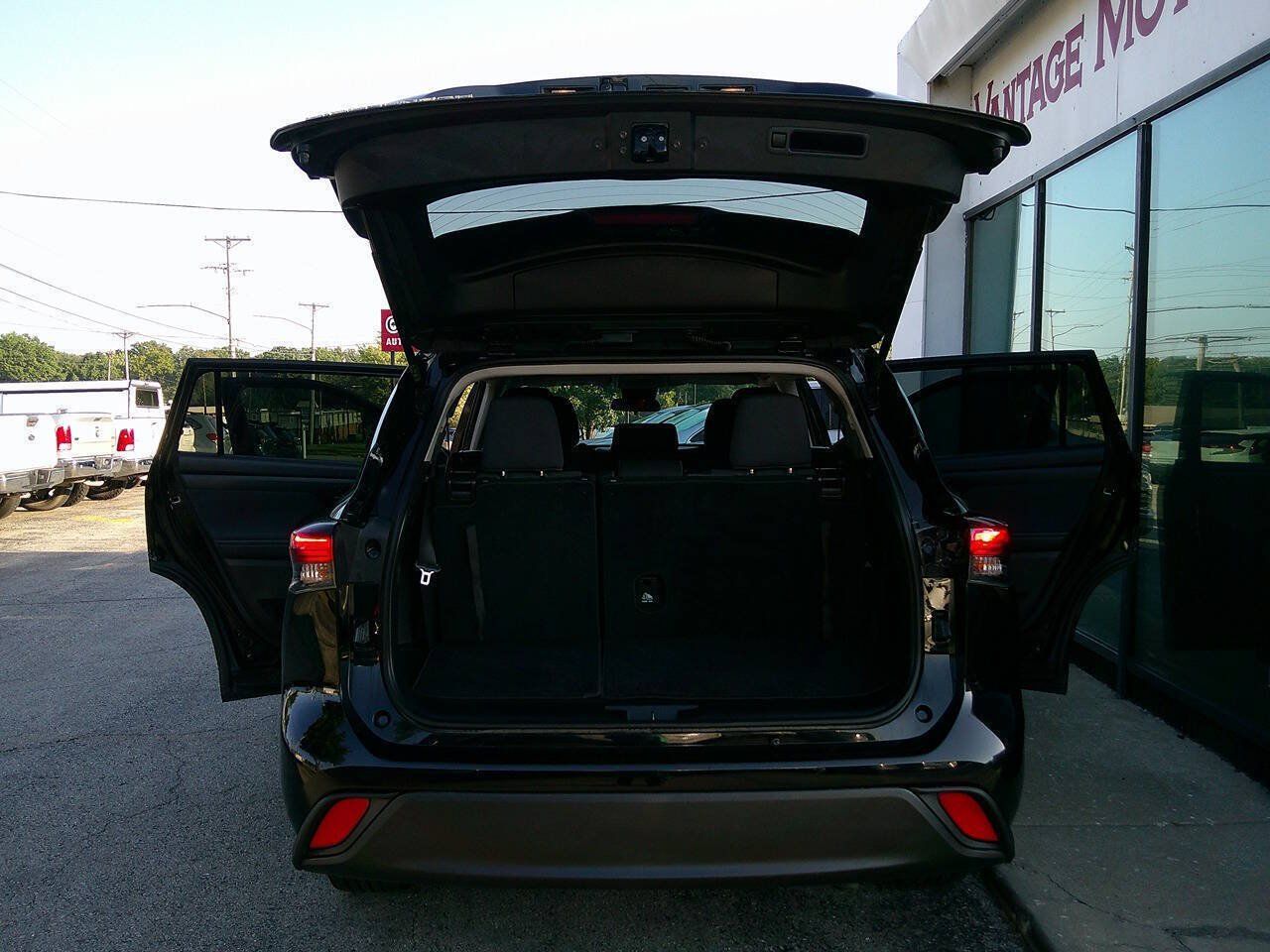 Used 2021 Toyota Highlander L FWD image 7