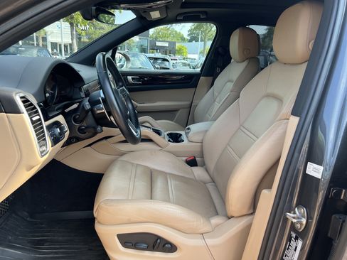 Used 2022 Porsche Cayenne AWD/4WD image 16