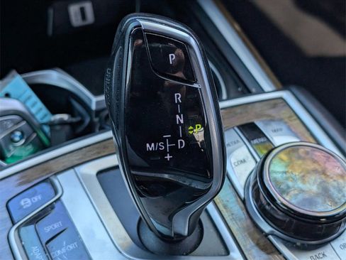 Used 2017 BMW 750i image 29