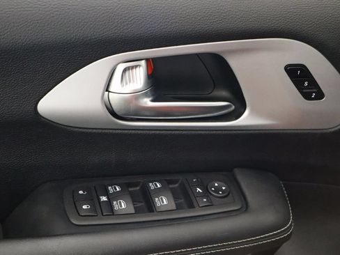 Used 2025 Chrysler Pacifica Limited FWD image 13