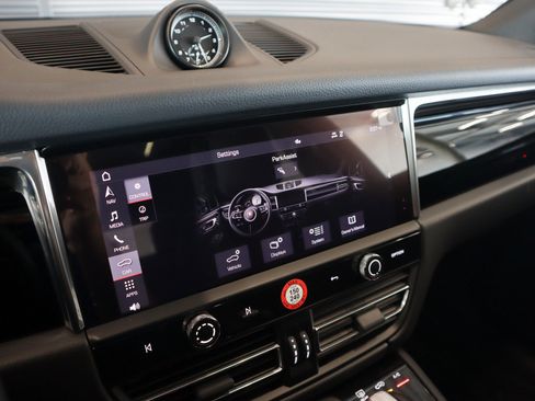 Certified 2026 Porsche Macan AWD/4WD image 19