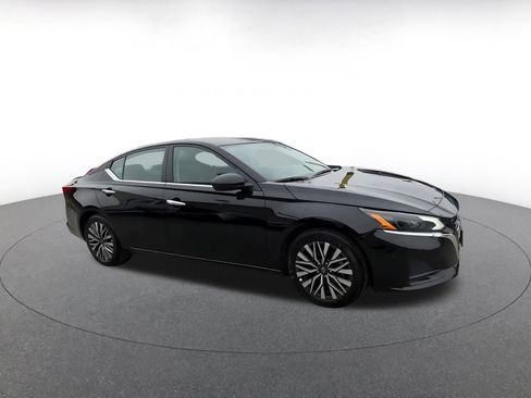 Used 2025 Nissan Altima 2.5 SV image 2