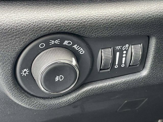 Used 2025 Chrysler Pacifica Select FWD image 18