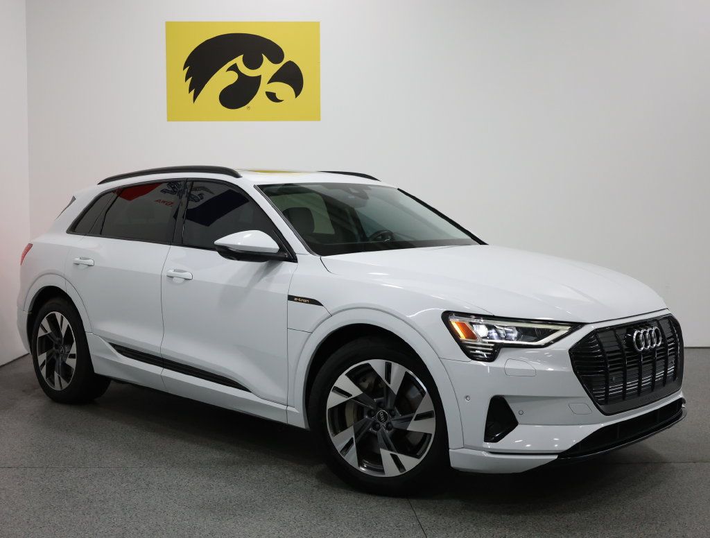 Used 2022 Audi e-tron Premium w/ Convenience Plus Package AWD/4WD image 2