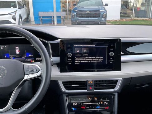 Used 2025 Volkswagen Taos SE image 8