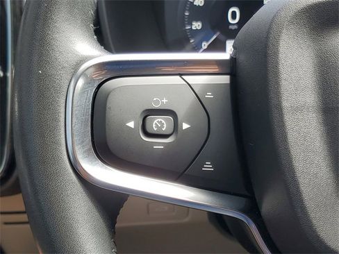 Used 2021 Volvo XC40 T4 Momentum w/ Premium Package image 21