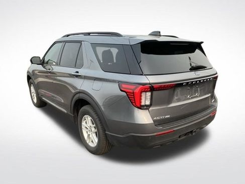 Used 2025 Ford Explorer Active AWD/4WD image 3