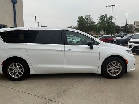 Used 2024 Chrysler Pacifica Touring-L FWD image 4