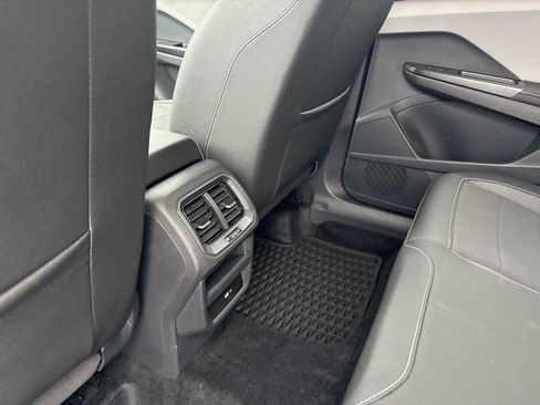 Used 2024 Volkswagen Taos SE image 12