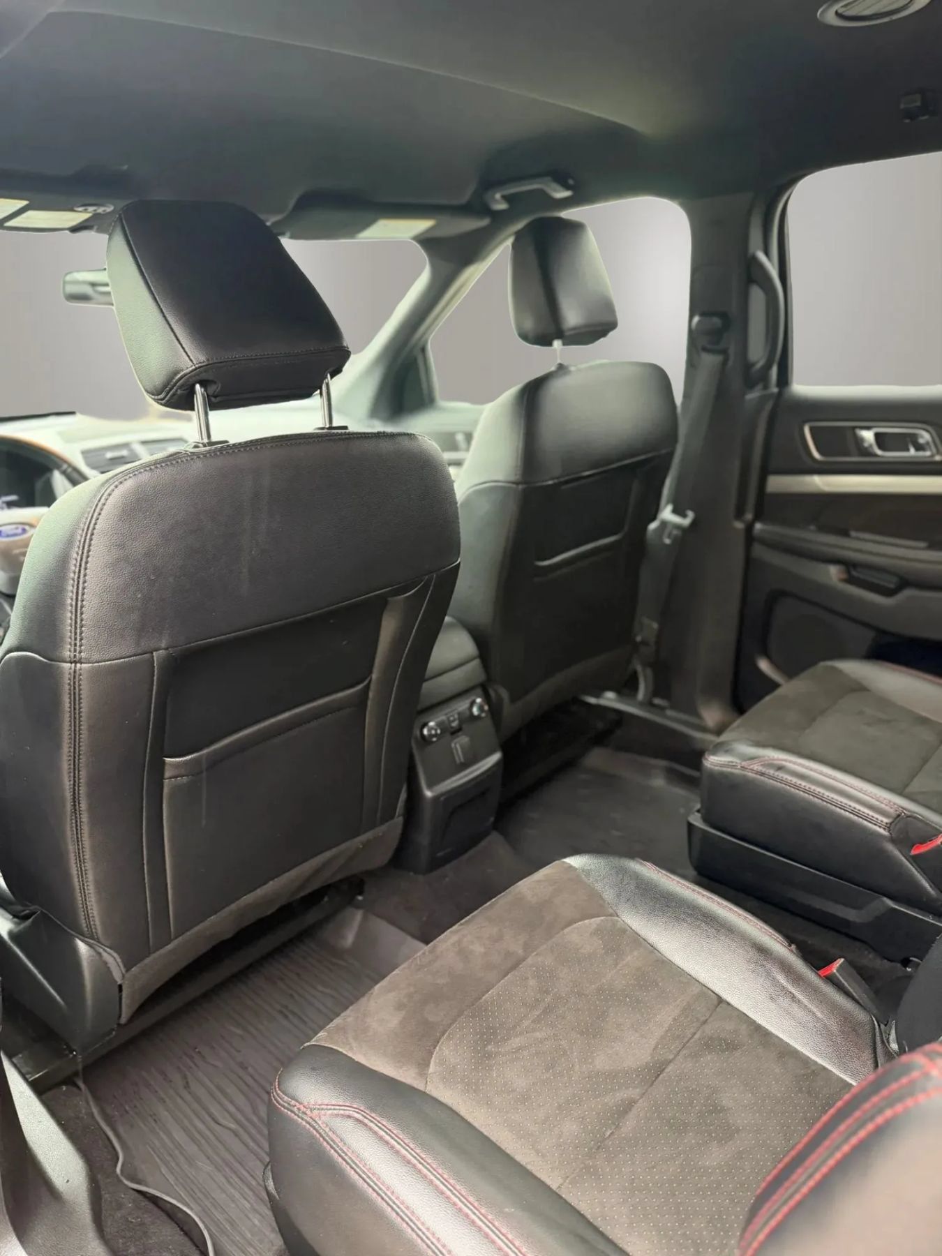 Used 2018 Ford Explorer XLT w/ Equipment Group 202A AWD/4WD image 11