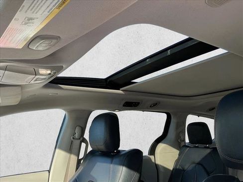 Used 2019 Chrysler Pacifica Touring-L Plus image 11