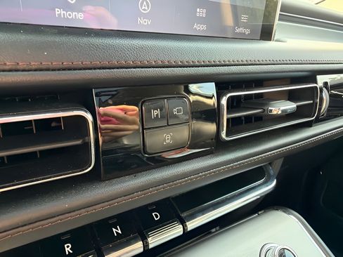 Used 2024 Lincoln Aviator AWD w/ Premium Package image 23