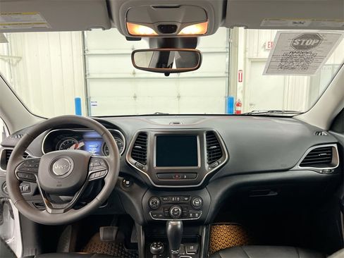 Used 2022 Jeep Cherokee Trailhawk image 10