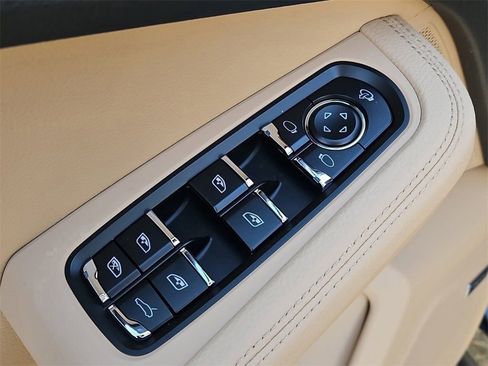 New 2026 Porsche Macan image 24