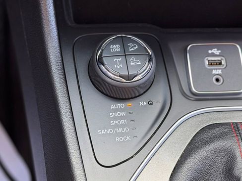Used 2019 Jeep Cherokee Trailhawk AWD/4WD image 17