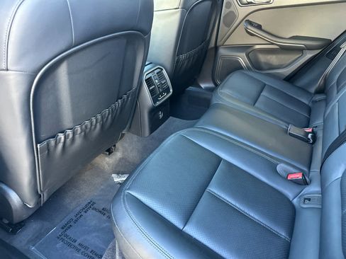 Certified 2025 Porsche Macan image 13