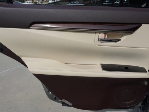 Used 2017 Lexus ES 350 w/ Luxury Package image 35