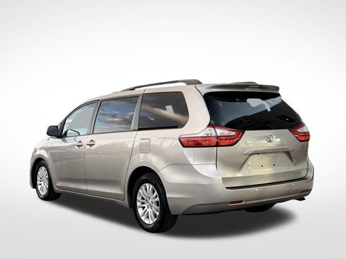 Used 2017 Toyota Sienna XLE Premium image 7