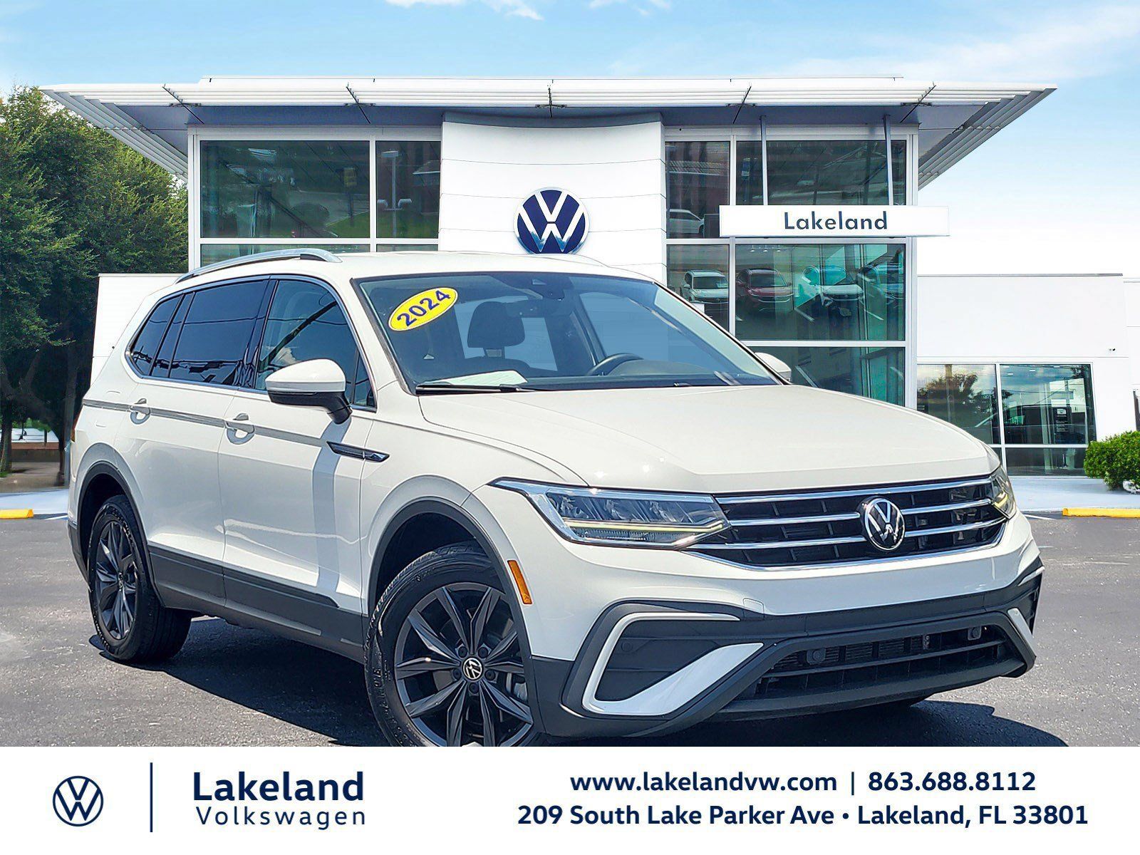 Used 2024 Volkswagen Tiguan SE FWD image 1