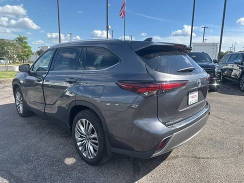 Used 2024 Toyota Highlander Platinum FWD image 5