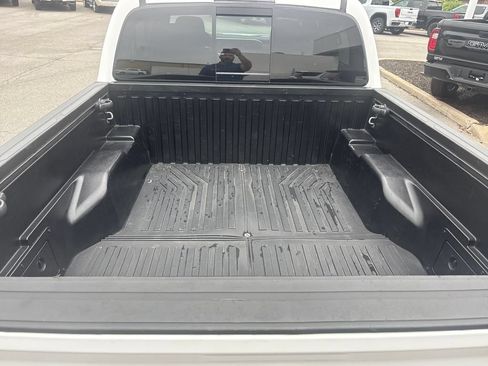 Used 2018 Toyota Tacoma SR5 AWD/4WD image 26