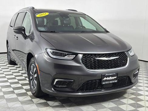Used 2021 Chrysler Pacifica Touring-L image 3