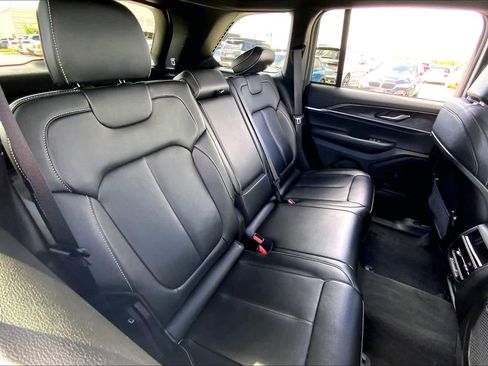 Used 2025 Jeep Grand Cherokee Limited w/ Black Appearance Package image 19