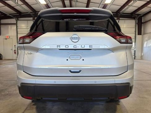 Used 2025 Nissan Rogue SV FWD image 4