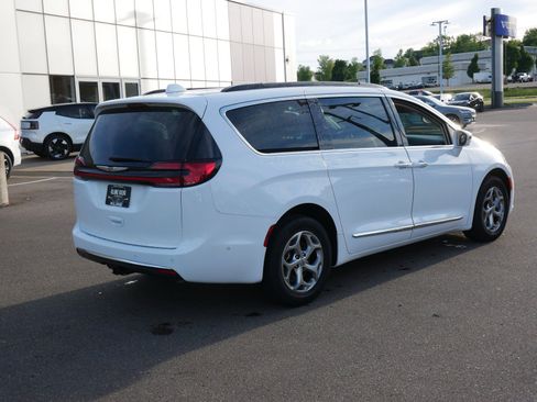 Used 2022 Chrysler Pacifica Limited w/ Uconnect Theater Family Group AWD/4WD image 7