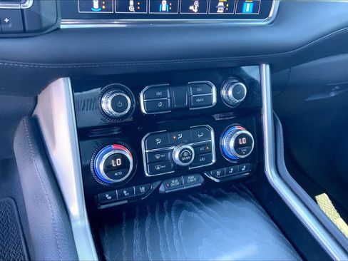Used 2021 GMC Yukon Denali w/ Denali Premium Package AWD/4WD image 34
