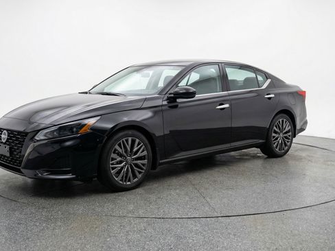 Used 2025 Nissan Altima 2.5 SV FWD image 3