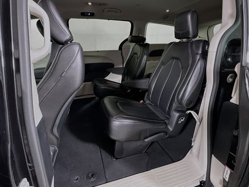 Used 2023 Chrysler Pacifica Touring-L image 26