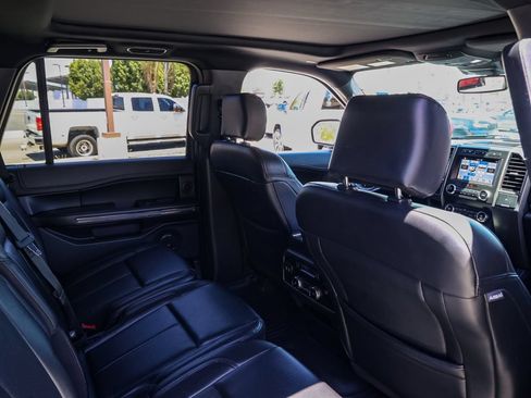 Used 2019 Ford Expedition XLT w/ Equipment Group 202A AWD/4WD image 17