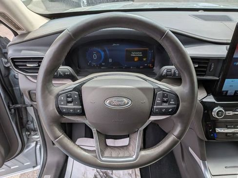 Certified 2024 Ford Explorer Platinum w/ Technology Package AWD/4WD image 9