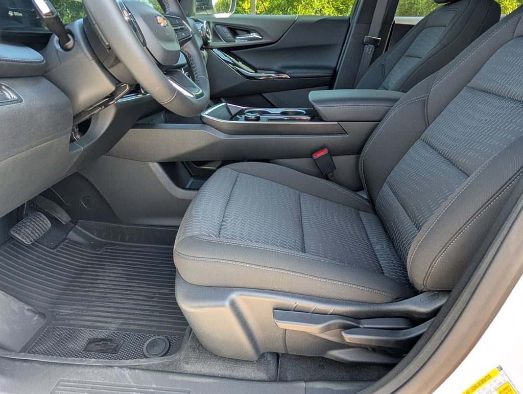 New 2027 Chevrolet Equinox LT w/ Safety and Technology Package FWD image 9