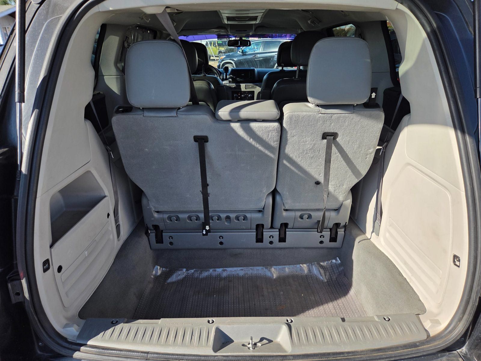 Used 2012 Volkswagen Routan SE FWD image 11