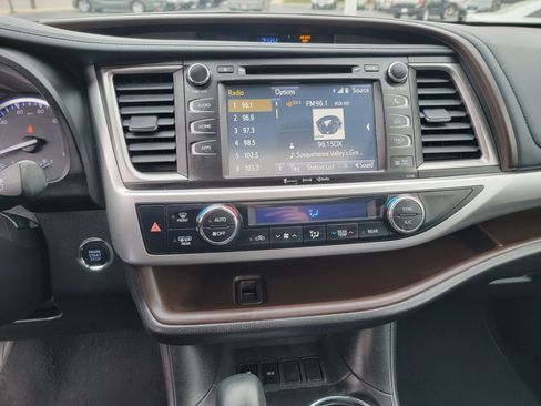 Used 2019 Toyota Highlander XLE image 25