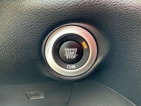 Used 2025 Chrysler Pacifica Select FWD image 34