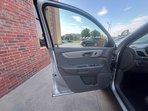 Used 2017 Chevrolet Traverse LT FWD image 13