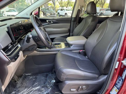 Used 2026 Kia Carnival FWD image 30